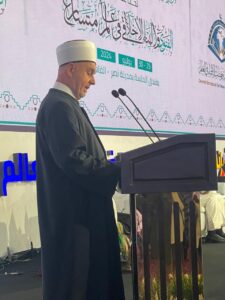 تسليم جائزة الامام القرافى للشيخ حسين كافازوفيتش مفتى البوسنة