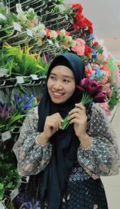 (ميسنا سانتي – معلمة الرياضيات للمرحلة الإعدادية) من محافظة كالمانتان الجنوبية