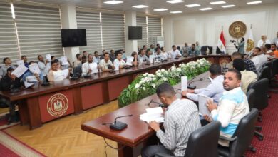 وزير العمل يُسلم عقود عمل للمتقدمين على فرص عمل بالإمارات