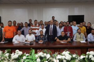 وزير العمل يُسلم عقود عمل للمتقدمين على فرص عمل بالإمارات