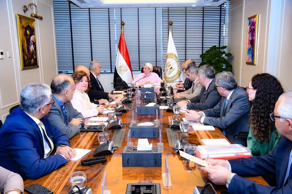 ● وزيرة البيئة تلتقي أعضاء جمعية رجال الأعمال المصريين لتبادل الرؤى والأفكار حول القضايا والتحديات البيئية المختلفة