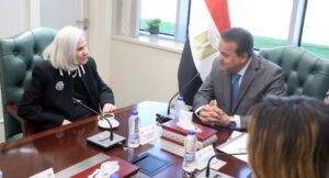 نائب رئيس مجلس الوزراء وزير الصحة والسكان يُكرم السفيرة هيفاء ابو غزالة تقديرًا لجهودها