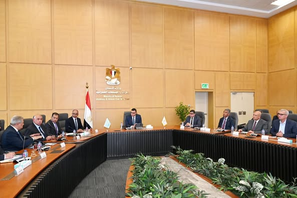 الشربيني يتابع موقف مشروعات المرافق التي تقوم الوزارة بتنفيذها على مستوى الجمهورية وموقف توطين الصناعة