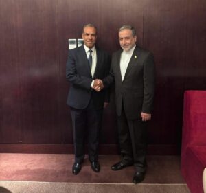 وزير الخارجية والهجرة يلتقي نظيره الإيراني