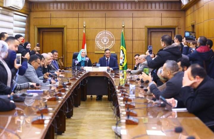 تستهل القباج الزيارة بلقاء الدكتور أيمن مختار محافظ الدقهلية فى ديوان عام المحافظة