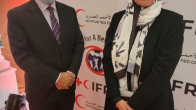 د.أحمد المنظري المدير الإقليمي لمنظمة الصحة العالمية والاعلامية عبير سلامة