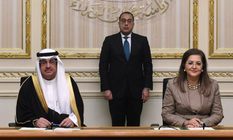رئيس الوزراء يشهد التوقيع على اتفاقية بشأن الاستثمار السعودى في مصر.