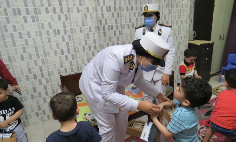 الداخلية تُسعد أطفال السندس بزيارتهم (4)