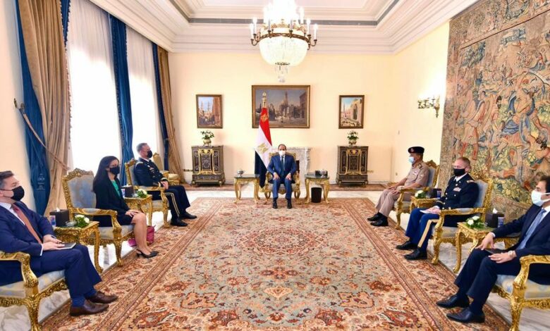 الرئيس يستقبل الفريق أول مايكل كوريلا قائد القيادة المركزية الأمريكية