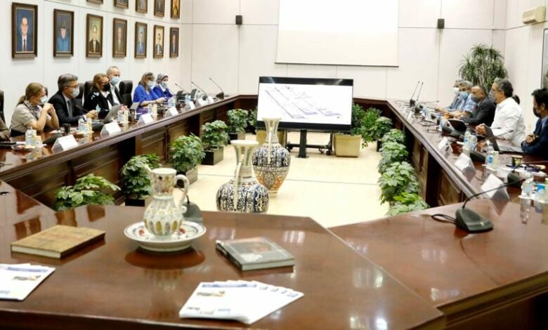 العناني يتابع مستجدات أعمال الوسائط المتعددة و الجرافيك الخاصة بعرض المتحف المصري