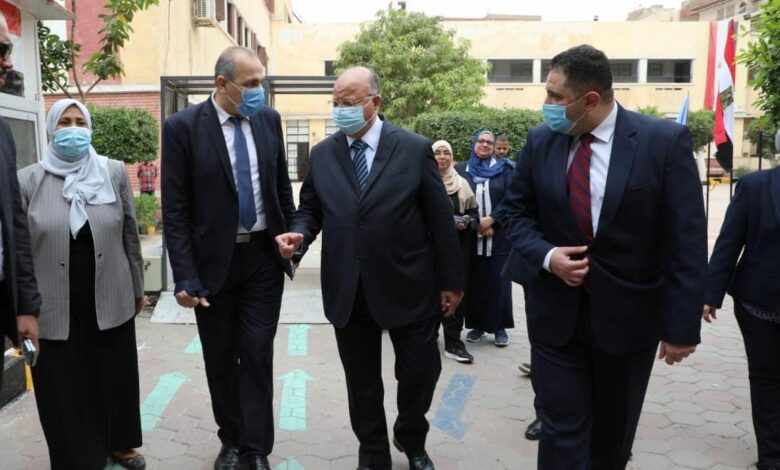 محافظ القاهرة يتفقد بدء امتحانات الشهادة الإعدادية (1)