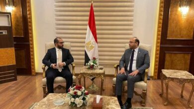 وزير الرياضة البحريني يصل القاهرة للمشاركة في المجلس الوزاري بجامعة الدول العربية