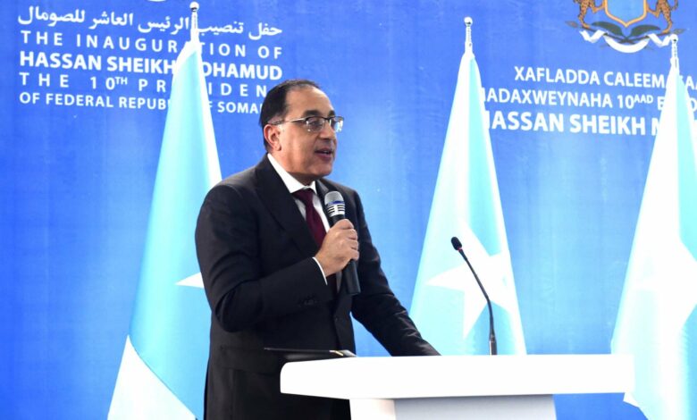 رئيس الوزراء يُلقي كلمة نيابة عن الرئيس السيسي خلال مراسم تنصيب الرئيس الصومالي الجديد.