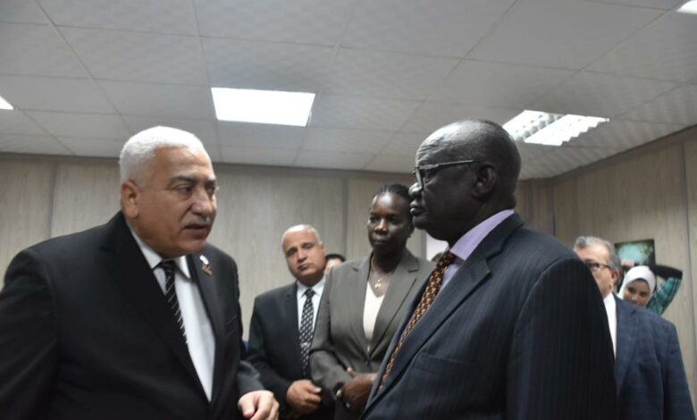 رئيس جامعة مدينة السادات يفتتح المركز المصرى لتعريف الميكروبات (1)