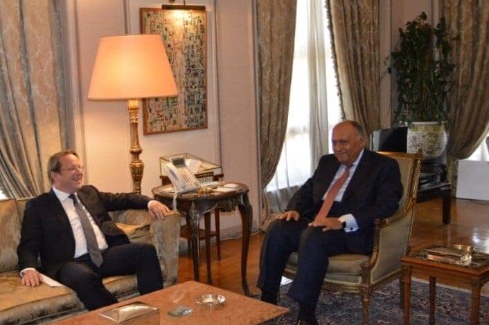 وزير الخارجية سامح شكري يستقبل المفوض الأوروبي للجوار والتوسع