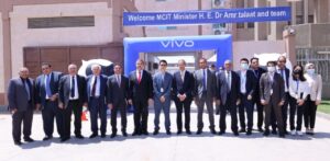 وزير الاتصالات يتفقد مصنع فيفو الجديد للهواتف الذكية
