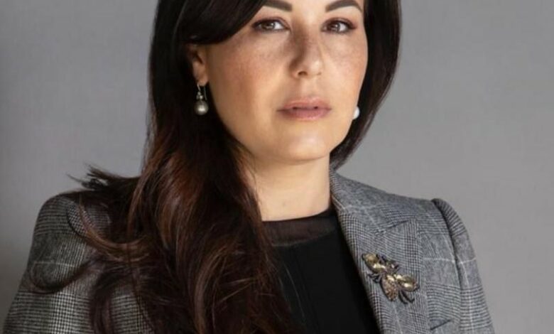 ياسمين خميس تُهنئ الأولي علي الجمهورية في الثانوية الأزهرية