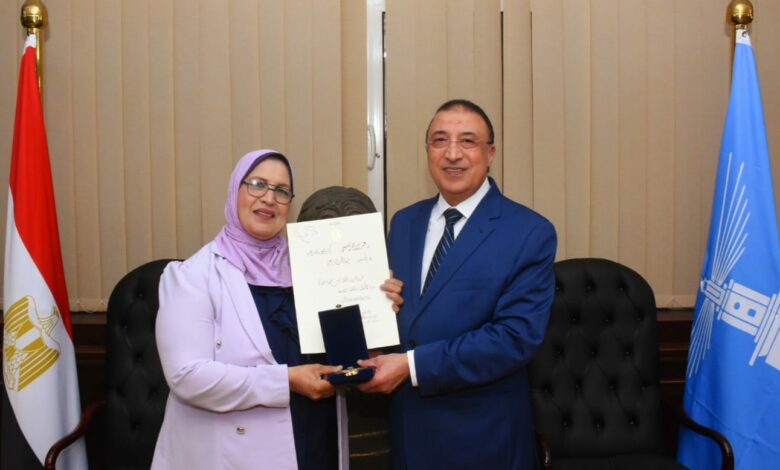 الأم المثالية تتسلم وسام الكمال من الطبقة الثانية
