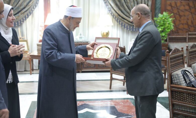 العلوم الصحية تكرم فضيلة الإمام الأكبر لجهوده المستمرة في دعم المنظومة