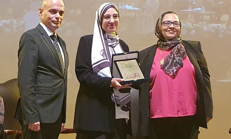 كلية البحوث البيئية بجامعة عين شمس والعربي للتنمية المستدامة تكرم الإعلامية عبير سلامة