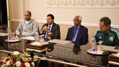 صبحي يلتقى مجموعة من المواهب المشاركين فى برنامج كابيتانو مصر