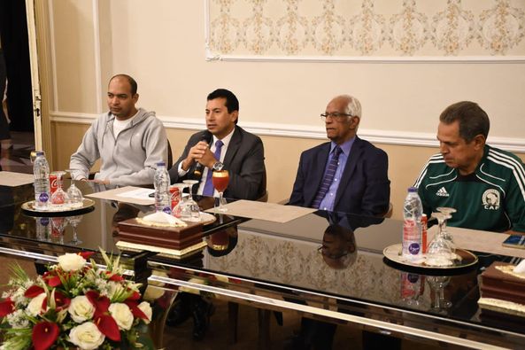 صبحي يلتقى مجموعة من المواهب المشاركين فى برنامج كابيتانو مصر