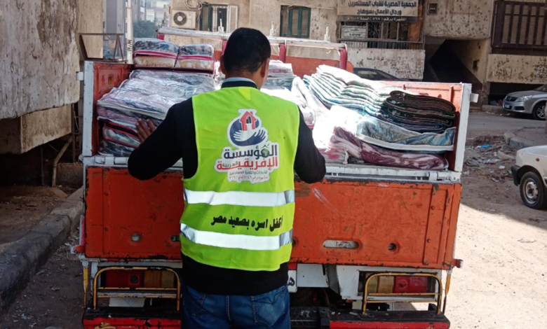 العربية الإفريقية تواصل حملتها معًا لشتاء دافئ بسوهاج (1).