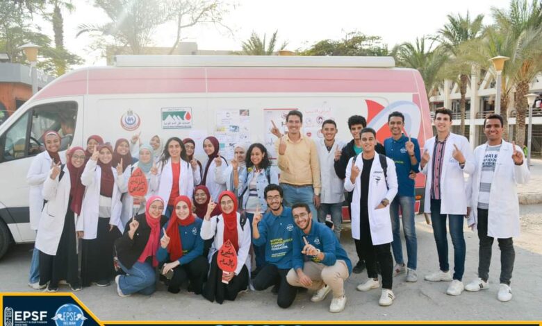 إتحاد طلاب الصيدلة بجامعة حلوان يقوم بحملة للتوعية والتبرع بالدم