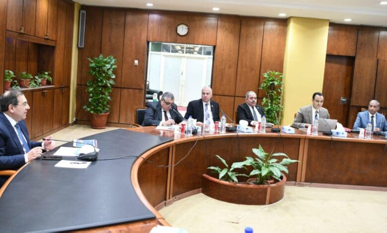 اجتماع اللجنة العليا لمشروعات قطاع البترول لمتابعة موقف تنفيذ عدداً من مشروعات التكرير والبتروكيماويات الجديدة.