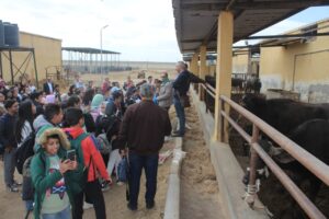 أطفال جامعة الطفل في زيارة لمزرعة المركز القومي للبحوث
