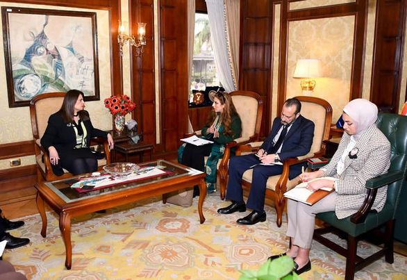وزيرة الهجرة تلتقي وفداً من مؤسسة حياة كريمة