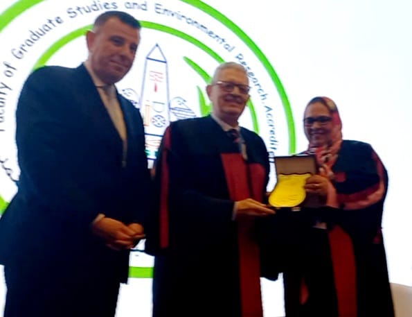 جامعة عين شمس تكرم الدكتور أشرف عبد العزيز