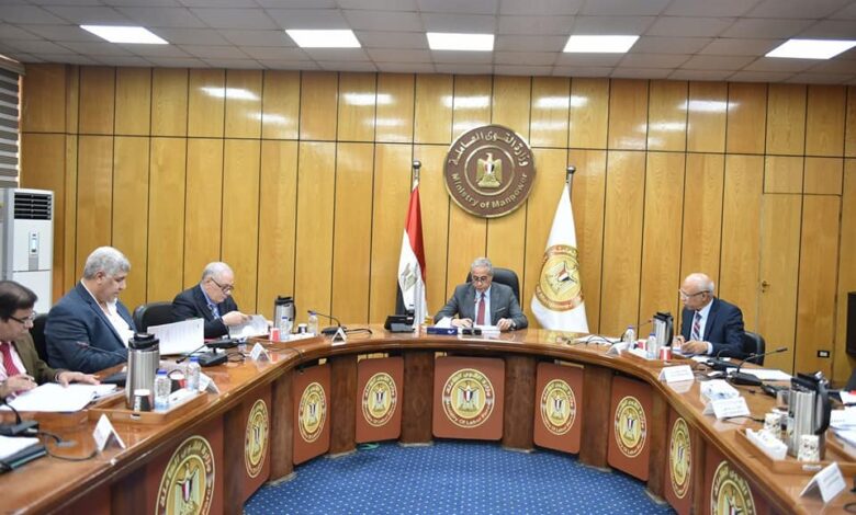 وزير القوى العاملة يرأس اجتماع مجلس إدارة صندوق إعانات الطوارئ للعمال .