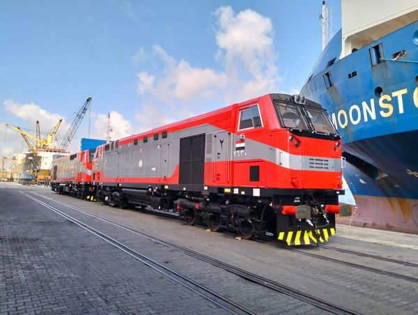 وزير النقل يعلن وصول دفعة جديدة من الجرارات الأمريكية الجديدة إلى ميناء الإسكندرية