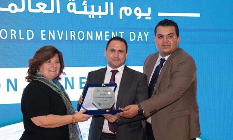 تكريم "مؤسسة الجمهورية الجديدة" خلال مؤتمر لقضايا المناخ و البيئة بجامعة النيل الأهلية