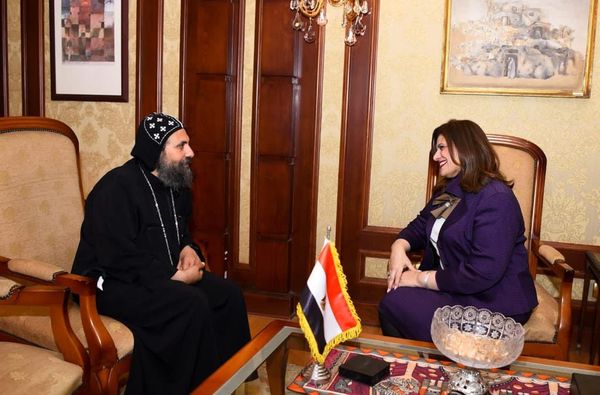 جندي تستقبل كاهن كنيسة السيدة العذراء والقديسة دميانة بأيرلندا