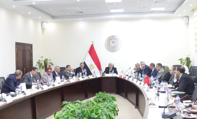 عاشور يرأس اجتماع مجلس المراكز والمعاهد والهيئات البحثية