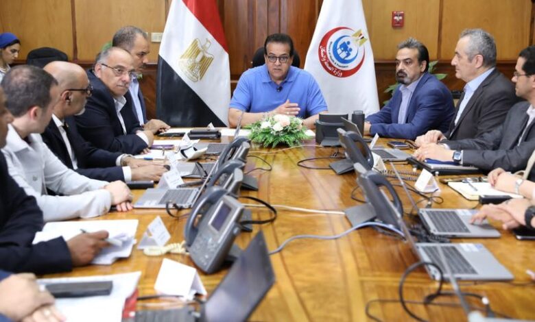 وزير الصحة يترأس غرفة الأزمات والطوارئ بالوزارة لمتابعة تنفيذ خطة التأمين الطبي