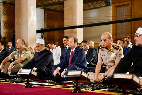 الرئيس السيسي يؤدى صلاة عيد الأضحى بمسجد القوات الجوية