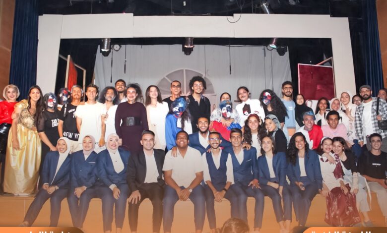 فريق تمثيل آداب عين شمس يقدم مسرحية بيدلام في المسابقة الكبرى بالجامعة