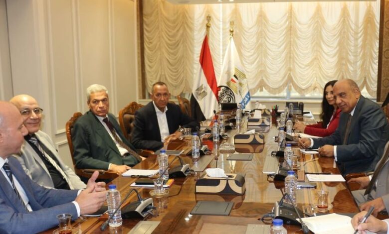 عصمت يبحث مع رئيس هيئة الشراء الموحد إنشاء أول مصنع لأكياس الدم في مصر