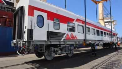 وزير النقل يعلن وصول 15 عربة درجة ثالثة مكيفة جديدة إلى ميناء الإسكندرية قادمة من المجر