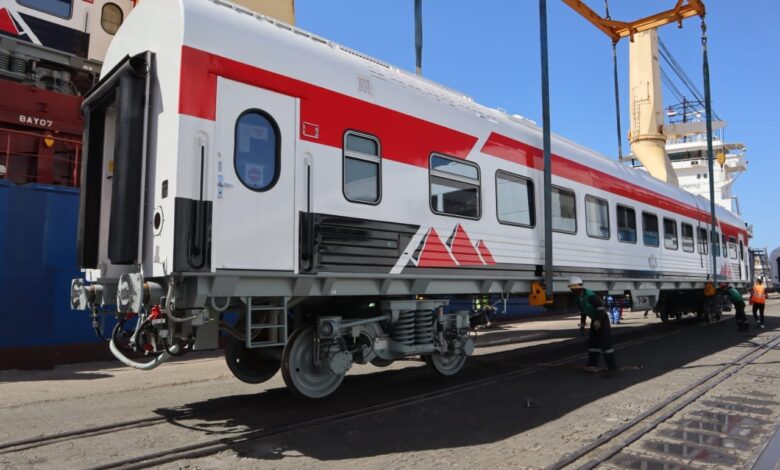 وزير النقل يعلن وصول 15 عربة درجة ثالثة مكيفة جديدة إلى ميناء الإسكندرية قادمة من المجر