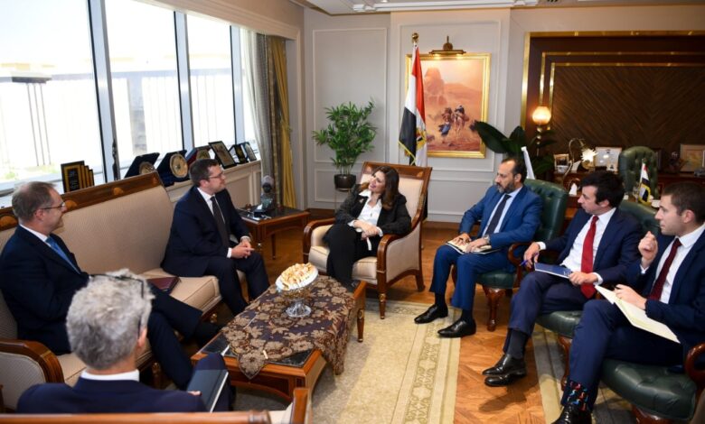 وزيرة الهجرة المصرية تستقبل نظيرها البريطاني لبحث سبل تعزيز التعاون الثنائي في الملفات ذات الصلة