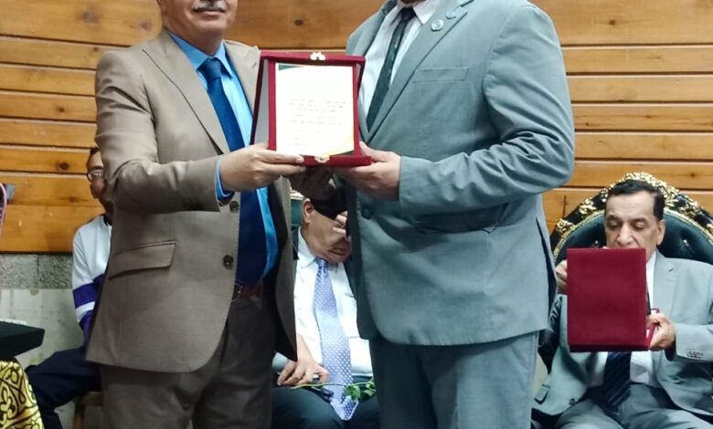 تكريم الشربيني على هامش الملتقى العلمي لكلية الاقتصاد المنزلي بجامعة حلون1