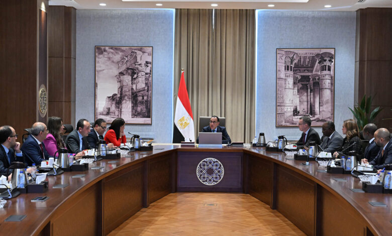 رئيس الوزراء يلتقي وفد مؤسسة التمويل الدولية لمتابعة مستجدات الدراسات الاستشارية بشأن برنامج الطروحات