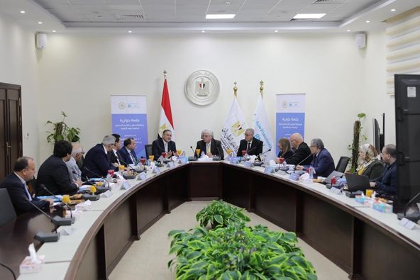 عاشور يترأس جلسة حوارية لمناقشة اللائحة الداخلية لجامعة بنها الأهلية