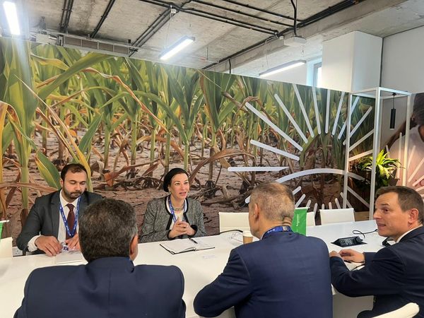 فؤاد تبحث التعاون المشترك مع الرئيس التنفيذي لشركة شنايدر العالمية لتعزيز الاستثمار البيئي والمناخي