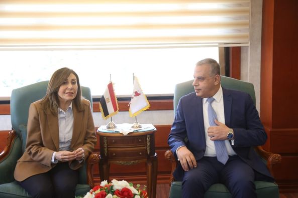 وزيرة الثقافة ومحافظ سوهاج يناقشان خطة عمل المشاريع والفعاليات الثقافية بالمحافظة