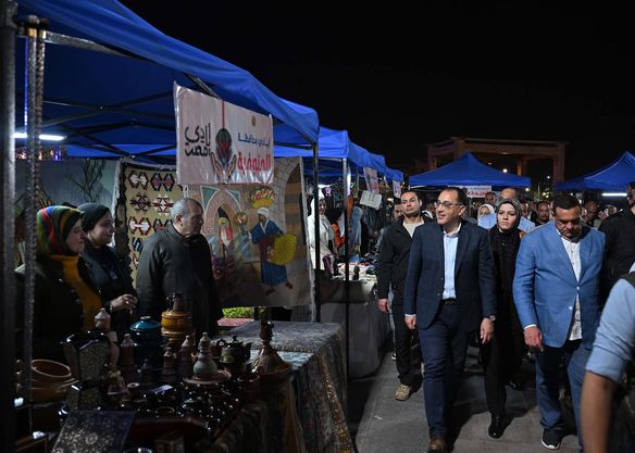 رئيس الوزراء يتفقد معرض "أيادي مصر"